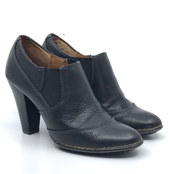 SOFFT BLACK LEATHER ALMOND TOW ANKLE BOOTIE - Picture 1 of 8